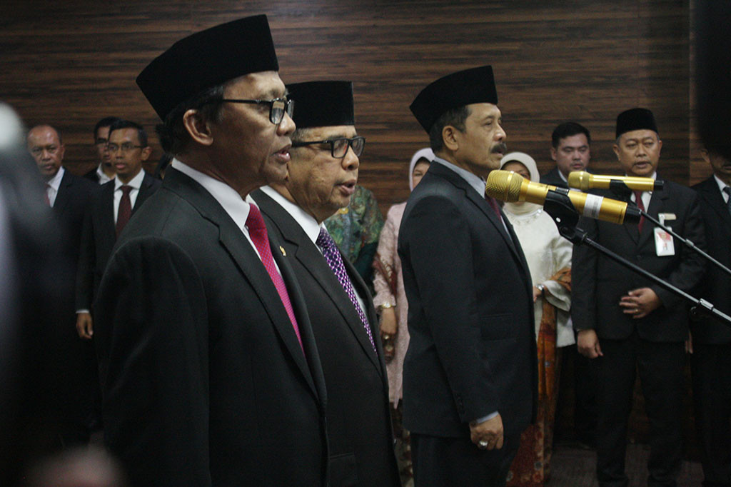 Ketua Mahkamah Konstitusi Suhartoyo resmi melantik tiga orang anggota Majelis Kehormatan MK permanen yakni hakim Ridwan Mansyur, tokoh masyarakat I Gede Palguna, dan akademisi Universitas Andalas Yuliandri.