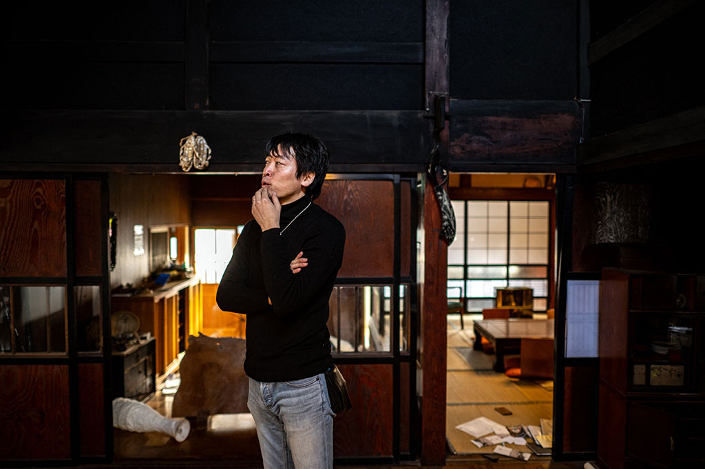 “Rumah itu berdiri di atas lahan yang sangat sempit, dan bangunan tersebut memiliki banyak ruangan kecil, dengan banyak kolom yang membuatnya lebih kuat,” kata pria berusia 43 tahun itu kepada AFP, Senin, 8 Januari.