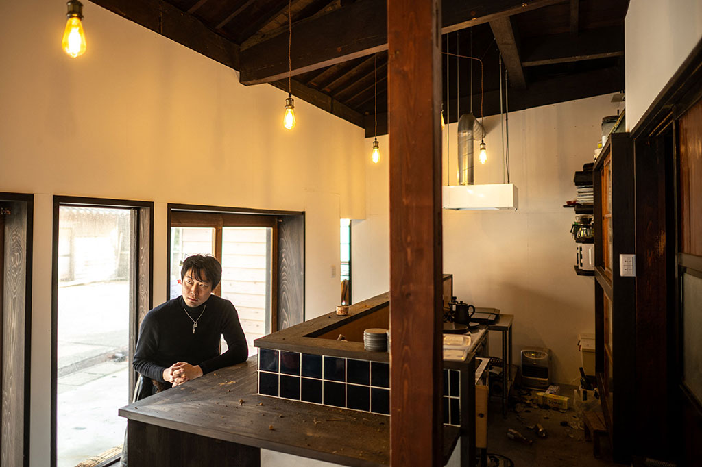 Untuk menahan hujan deras, salju, dan terpaan angin laut, rumah Sato dan sebagian besar rumah lainnya di desa nelayan itu hanya memiliki sedikit jendela kaca. Dinding luarnya terbuat dari bilah kayu kukuh yang dilapisi secara horizontal. Strukturnya ditopang balok-balok tebal yang melintasi langit-langit.