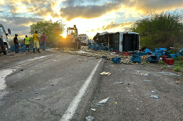 Sebuah video yang direkam menunjukkan truk tersebut dikelilingi kotak-kotak biru berisi mangga dan berserakan di tanah. Beberapa petugas pemadam kebakaran terlihat bekerja di lokasi kejadian.
