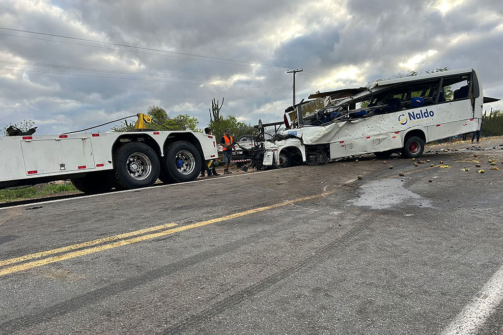 Ini adalah kecelakaan terbaru yang melibatkan sebuah bus dan banyak korban jiwa di Brasil. Agustus lalu tujuh pendukung Corinthians yang berbasis di Sao Paulo tewas di jalan raya di tenggara negara itu setelah menghadiri pertandingan tim mereka melawan Cruzeiro di Belo Horizonte.