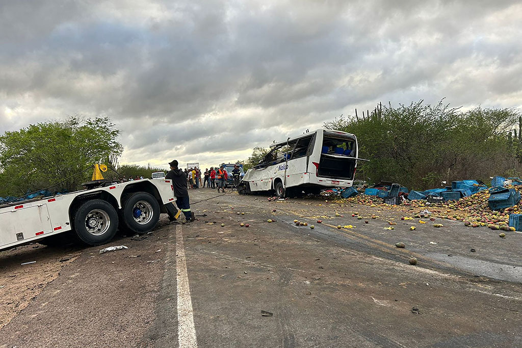 Petugas pemadam kebakaran militer merespons insiden yang menyebabkan 25 orang tewas sekitar 155 mil (250 kilometer) dari ibu kota negara bagian Bahia, Salvador. Menurut laporan pers Brasil, lima orang juga terluka dalam kecelakaan Minggu malam.