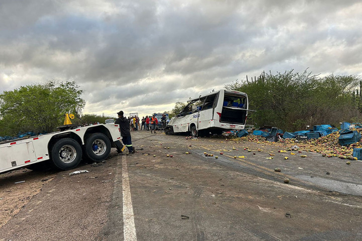 Petugas pemadam kebakaran militer merespons insiden yang menyebabkan 25 orang tewas sekitar 155 mil (250 kilometer) dari ibu kota negara bagian Bahia, Salvador. Menurut laporan pers Brasil, lima orang juga terluka dalam kecelakaan Minggu malam.