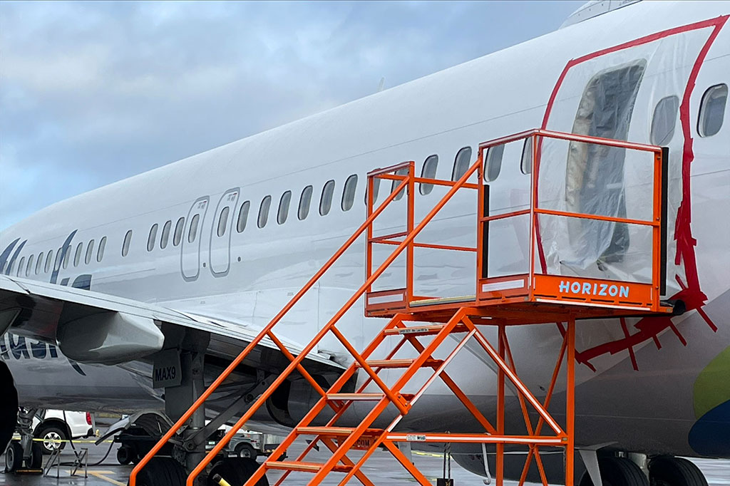 Pada Jumat, 5 Januari, sebuah pesawat penumpang Alaska Airlines melakukan pendaratan darurat setelah komponen penutup pintu meledak.