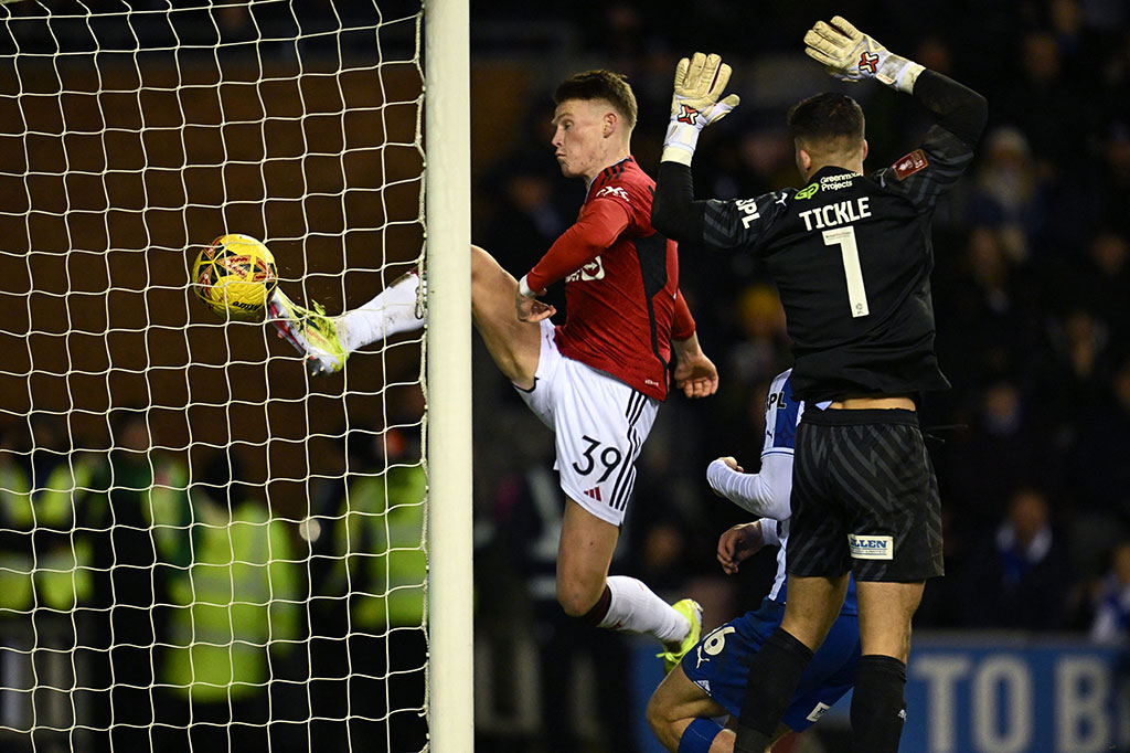 Setan Merah memperoleh beberapa peluang emas lagi di sisa babak pertama, termasuk lewat tembakan Alejandro Garnacho yang masih membentur mistar. Keunggulan satu gol MU bertahan hingga turun minum.
