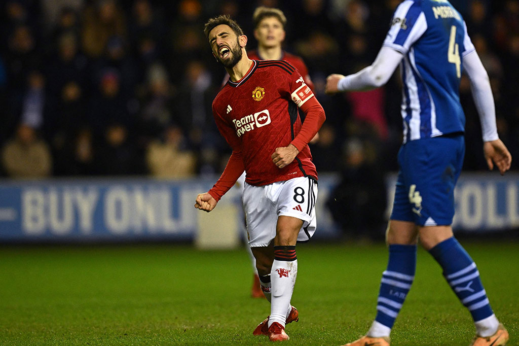Pada menit ke-72, MU mendapat penalti setelah Bruno Fernandes dilanggar Liam Shaw di kotak terlarang. Fernandes sendiri maju menjadi algojo dan sukses mencetak gol untuk menggandakan keunggulan timnya menjadi 2-0.