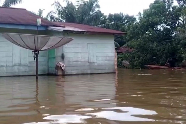Sedikitnya terdapat 36 rumah yang berada di RT 01 Kelurahan Pasar Tembesi terendam air, banjir terjadi disebabkan meluapnya Sungai Batanghari, setelah wilayah tersebut terus diguyur hujan dalam beberapa waktu terakhir.