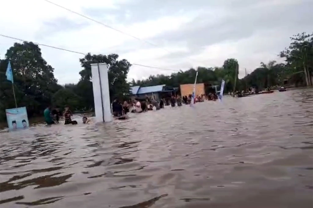 Banjir yang Merendam jalan tersebut juga membawa kegembiraan bagi masyarakat sekitar, di mana kawasan itu berubah menjadi arena wisata dadakan sebagai tempat pemandian.