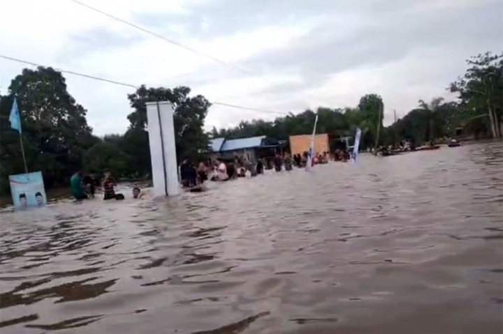 Banjir yang Merendam jalan tersebut juga membawa kegembiraan bagi masyarakat sekitar, di mana kawasan itu berubah menjadi arena wisata dadakan sebagai tempat pemandian.