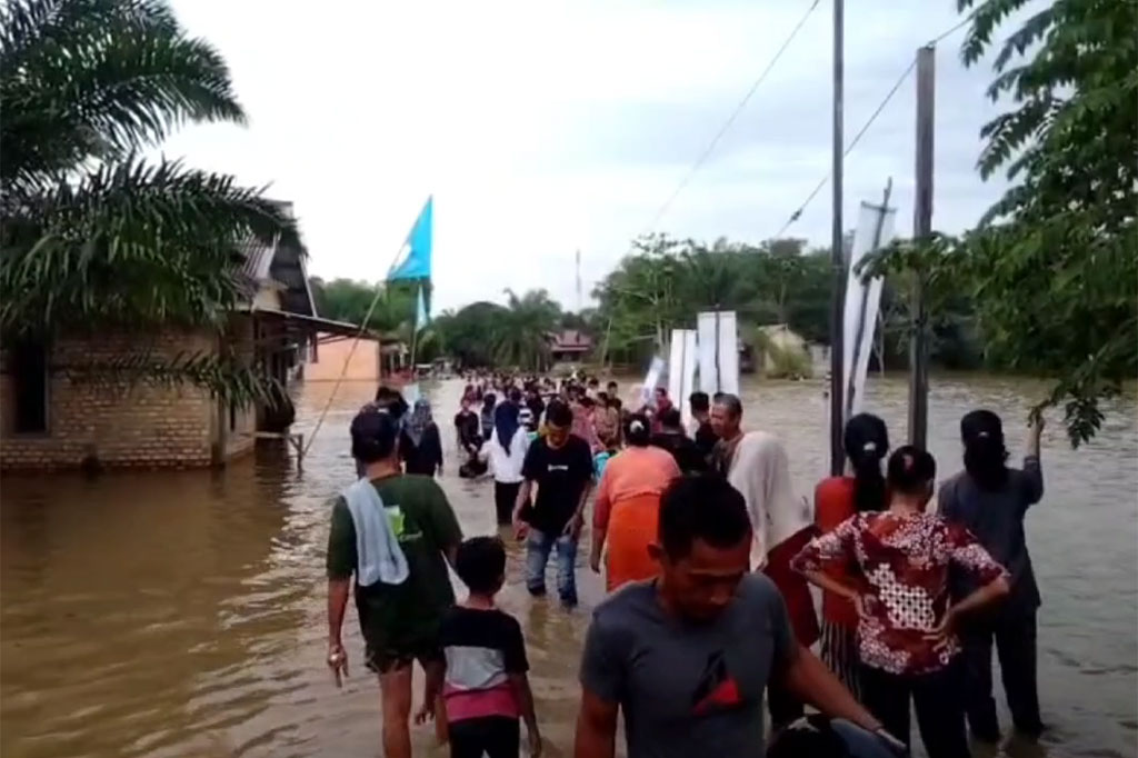 Dari berbagai tempat warga mendatangi hanya untuk menikmati pemandian di atas cor rigit beton, jalan akses yang digenangi air dengan kedalaman hingga satu meter.