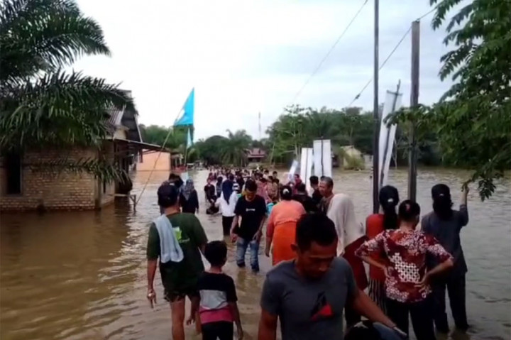 Dari berbagai tempat warga mendatangi hanya untuk menikmati pemandian di atas cor rigit beton, jalan akses yang digenangi air dengan kedalaman hingga satu meter.