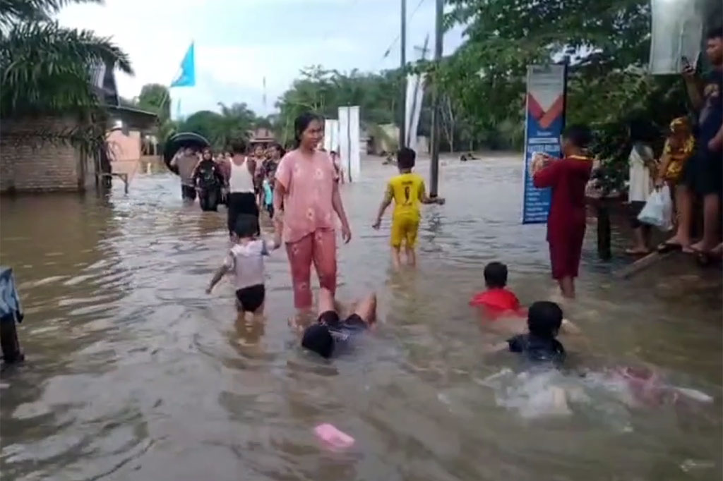 Laura yang bersama kakak dan keluarganya mendatangi lokasi banjir, mengaku senang mandi di tempat tersebut. Bahkan Laura datang setiap sore hari untuk menikmati pemandian dadakan tersebut.