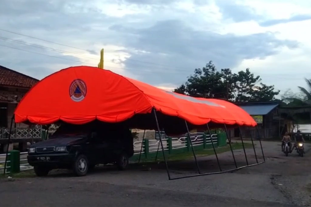 Selain itu tenda BPBD dan dinas sosial yang telah terpasang di daerah lokasi banjir, namun tidak sama sekali terlihat adanya pengungsi. 