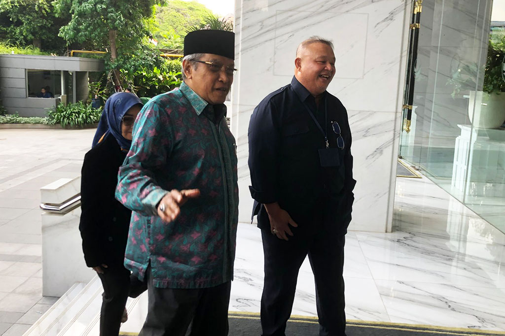 Mantan Ketua Umum Pengurus Besar Nahdlatul Ulama (PBNU) KH Said Aqil Siradj menyambangi NasDem Tower, Jakarta Pusat, Selasa, 9 Januari 2024. Said hendak bersilaturahmi dengan jajaran partai besutan Surya Paloh tersebut.