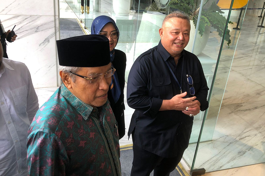 Said baru tiba sekitar pukul 13.55 WIB. Said mengenakan batik hijau dan tersenyum kepada awak media. “Hanya silaturahmi,” papar Said singkat.