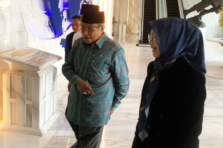 Kedatangan Said disambut Hermawi. Mereka tampak bersalaman dan mengobrol singkat sebelum naik ke ruang pertemuan. “Yang penting pemilu (pemilihan umum) damai,” ucap Said.