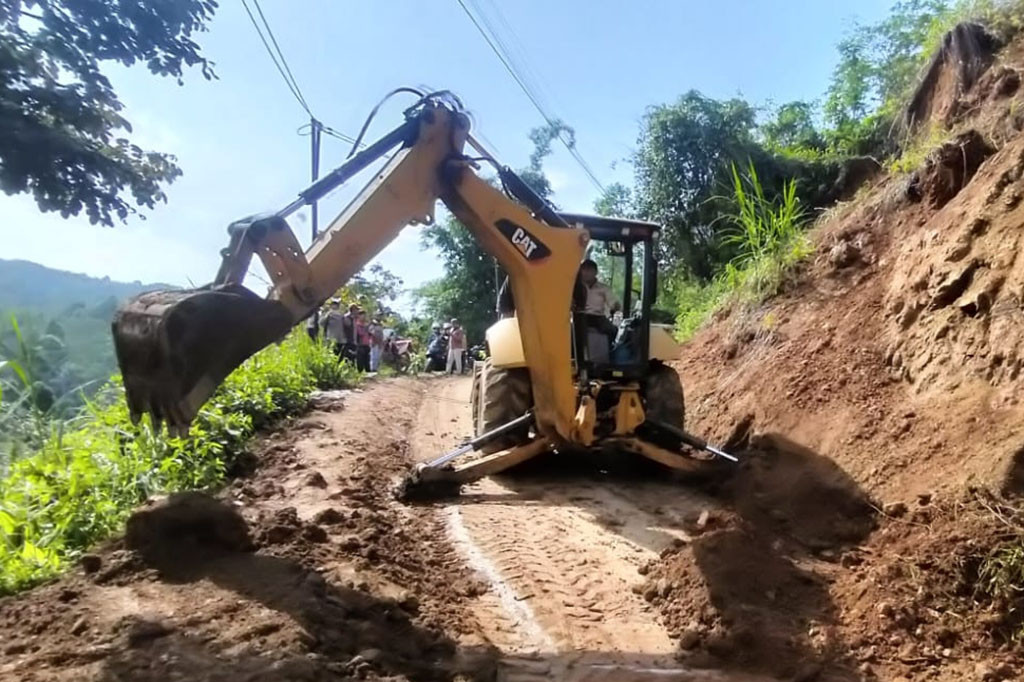 Kepala Pelaksana Badan Penanggulangan Bencana Daerah (BPBD) Kabupaten Garut, Aah Anwar Saefuloh mengatakan, intensitas hujan tinggi yang terjadi di wilayahnya menyebabkan bencana longsor menutup akses jalan terjadi di Malangbong, Talegong dan Banjarwangi hingga pohon tumbang menimpa pengendara motor di Karangtengah. Namun, bencana alam tersebut menimbulkan satu orang pengendara meninggal setelah tertimpa pohon.