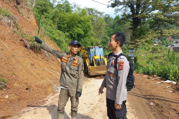 Intensitas hujan tinggi yang terjadi beberapa hari telah menyebabkan longsor, banjir dan pohon tumbang terjadi di wilayah Kabupaten Garut, Jawa Barat. Kejadian tersebut terjadi di bagian selatan dan utara yang mengakibatkan satu pengendara motor tewas tertimpa pohon.
