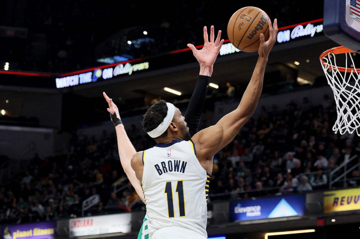 Namun kemenangan Pacers harus dibayar mahal lantaran mereka harus kehilangan bintangnya Tyrese Haliburton di kuarter kedua. Haliburton mengalami cedera hamstring kiri ketika dia terpeleset dan melakukan split saat menerobos pertahanan lawan pada kuarter kedua. Dia dibawa ke ruang ganti oleh dua rekan satu timnya. MRI dijadwalkan pada Selasa.