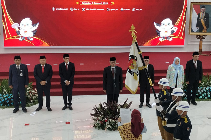 Oleh karena itu, Hasyim mengingatkan kepada seratus anggota KPU kabupaten/kota yang telah dilantik untuk bekerja sesuai dengan ketentuan undang-undang dan kode etik pemilu yang berlaku dengan ikhlas dan jujur.