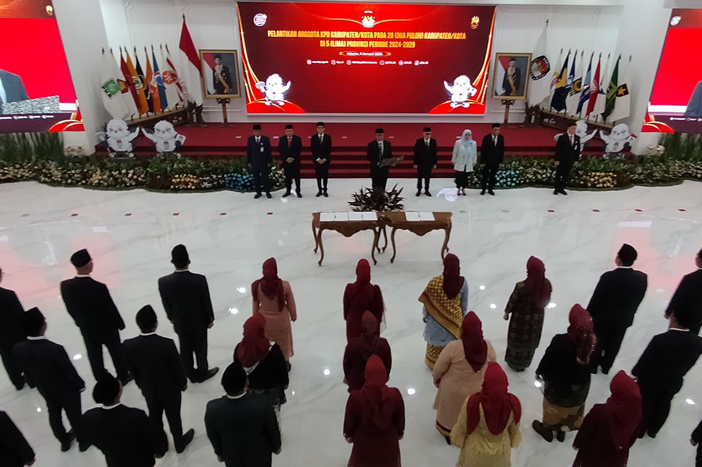 Ia juga tidak lupa mengucapkan selamat kepada anggota KPU yang dilantik walaupun ucapan selamat itu paling tepat disampaikan nanti ketika selesai mengakhiri masa jabatan karena kesuksesan dalam penyelenggaraan pemilu dan pilkada di daerah masing-masing.