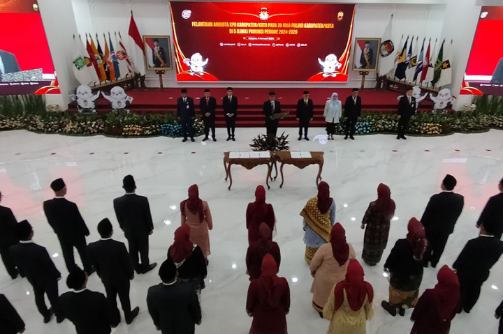 Ia juga tidak lupa mengucapkan selamat kepada anggota KPU yang dilantik walaupun ucapan selamat itu paling tepat disampaikan nanti ketika selesai mengakhiri masa jabatan karena kesuksesan dalam penyelenggaraan pemilu dan pilkada di daerah masing-masing.