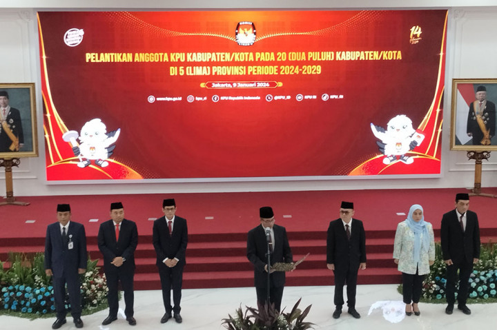 Komisi Pemilihan Umum (KPU) melantik 100 anggota KPU dari 20 kabupaten/kota di lima provinsi se-Indonesia periode 2024-2029.