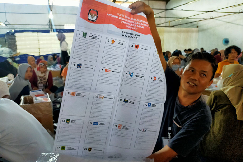 Para jurnalis media cetak, online yang akan melakukan peliputan dalam proses sortir dan lipat surat suara di dalam gudang logistik KPU diperiksa petugas Satpam terutama dengan menggeledah dan harus meninggalkan jaket serta tas. Namun, para jurnalis tetap dibatasi dua orang bisa masuk dan membatasi ruang gerak dengan pembatas.