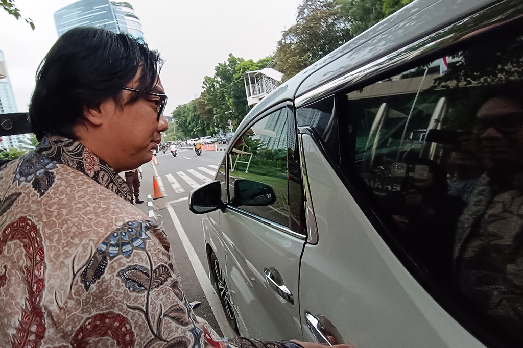 Yosi yang selesai diperiksa penyidik KPK pada pukul 17.21 WIB tidak memberikan komentar apa pun soal pemeriksaannya. Dia hanya memberikan gestur dengan ibu jarinya sembari langsung meninggalkan Gedung Merah Putih KPK.