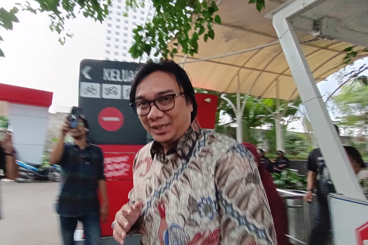 Kepala Bagian Pemberitaan KPK Ali Fikri menjelaskan keduanya hari ini menjalani pemeriksaan dalam statusnya sebagai saksi untuk salah satu tersangka dalam kasus tersebut yakni Helmut Hermawan (HH).