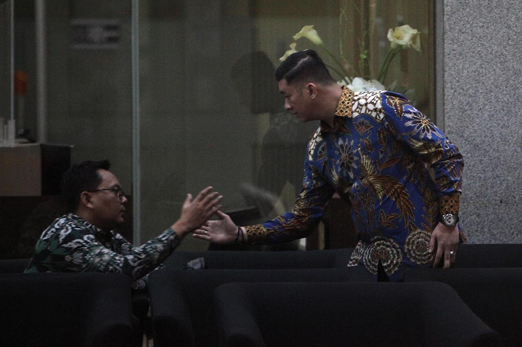 Sedangkan Yogi yang selesai diperiksa penyidik KPK pukul 17.45 WIB hanya sedikit memberikan komentar soal pemeriksaannya.