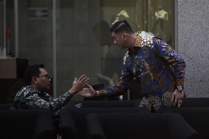 Sedangkan Yogi yang selesai diperiksa penyidik KPK pukul 17.45 WIB hanya sedikit memberikan komentar soal pemeriksaannya.