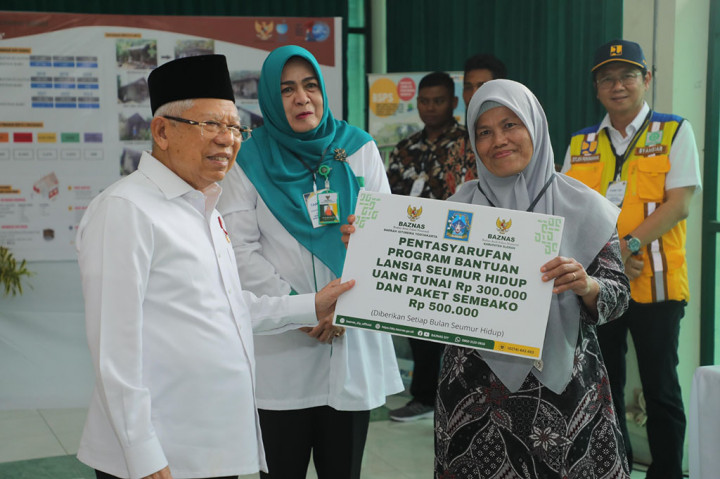 Gubernur DIY, Sri Sultan Hamengkubuwono X dan Bupati Sleman, Kustini Sri Purnomo hadir mendampingi Wapres dalam peninjauan dan dialog bersama penerima manfaat.