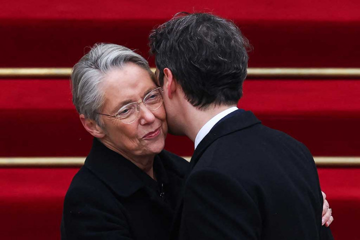 Attal memuji pengangkatannya sebagai simbol keberanian dan gerakan ketika ia mengambil alih jabatan dari Borne dalam upacara resmi di kediaman perdana menteri Matignon di Paris.