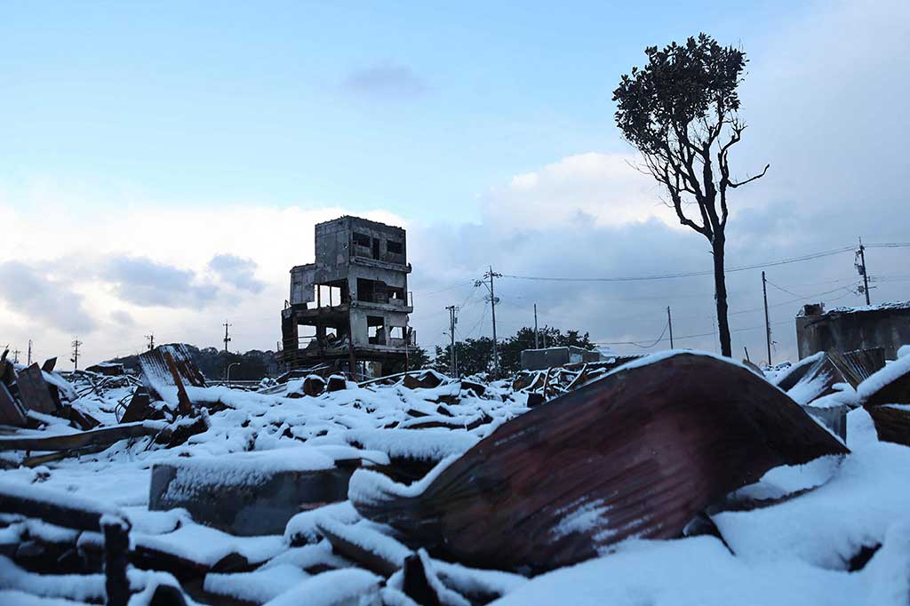 Di daerah-daerah yang dilanda bencana, salju telah menumpuk setebal 13 centimeter (cm) di Suzu, 12 cm di Nanao dan 9 cm di Wajima pada pukul 08.00 Senin pagi (waktu setempat), kata Badan Meteorologi Jepang. Lebih dari 2.300 orang di prefektur itu masih terputus aksesnya, terutama karena jalan-jalan yang rusak