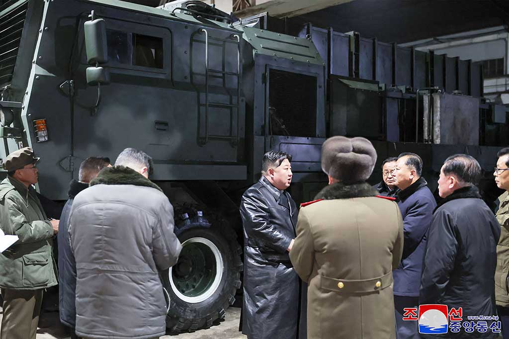 Menyebut Korea Selatan sebagai musuh utama, Kim mengatakan prioritas Pyongyang adalah meningkatkan kemampuan militer untuk pertahanan diri dan pencegahan perang nuklir, menurut kantor berita resmi Korea Central News Agency.