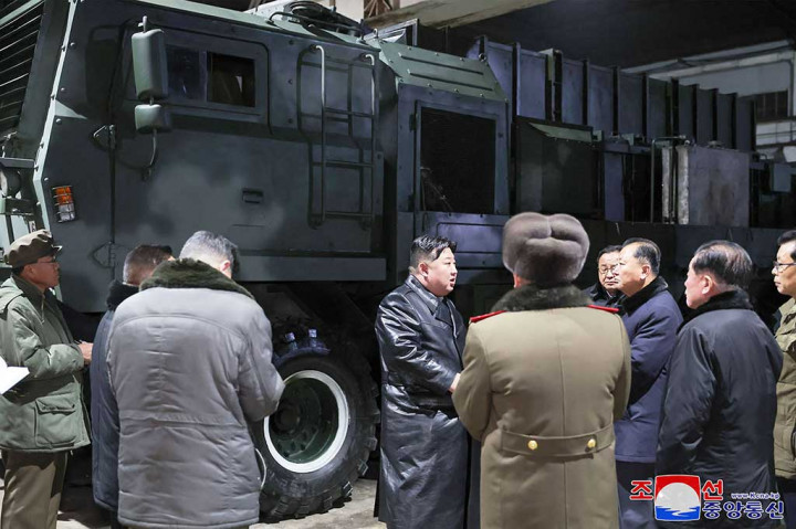 Menyebut Korea Selatan sebagai musuh utama, Kim mengatakan prioritas Pyongyang adalah meningkatkan kemampuan militer untuk pertahanan diri dan pencegahan perang nuklir, menurut kantor berita resmi Korea Central News Agency.
