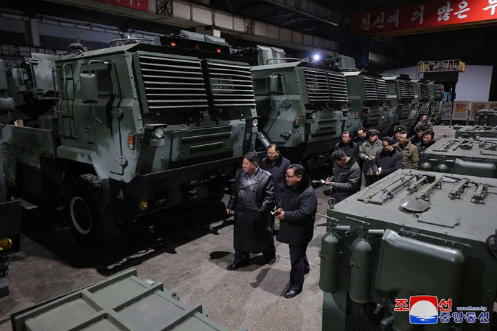 Kim, didampingi para pejabat senior partai dan militer, melakukan tur ke beberapa pabrik amunisi pada hari Senin, 8 Januari 2024 dan Selasa, 9 Januari, kata KCNA, menggambarkan kunjungan tersebut sebagai dorongan bagi para pekerja senjata dalam perjuangan untuk mencapai tujuan produksi besar di tahun baru.