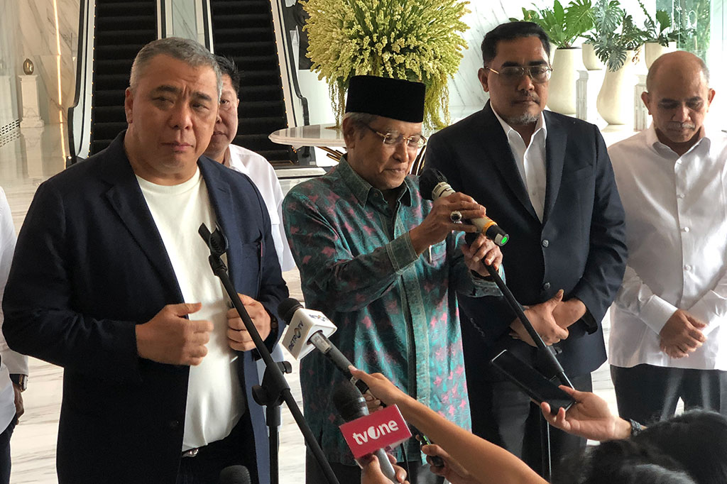 Mantan Ketua Umum Pengurus Besar Nahdlatul Ulama (PBNU) KH Said Aqil Siradj selesai melakukan silaturahmi di NasDem Tower, Jakarta Pusat, Selasa, 9 Januari 2024. Sejumlah tokoh hadir dalam forum tersebut.