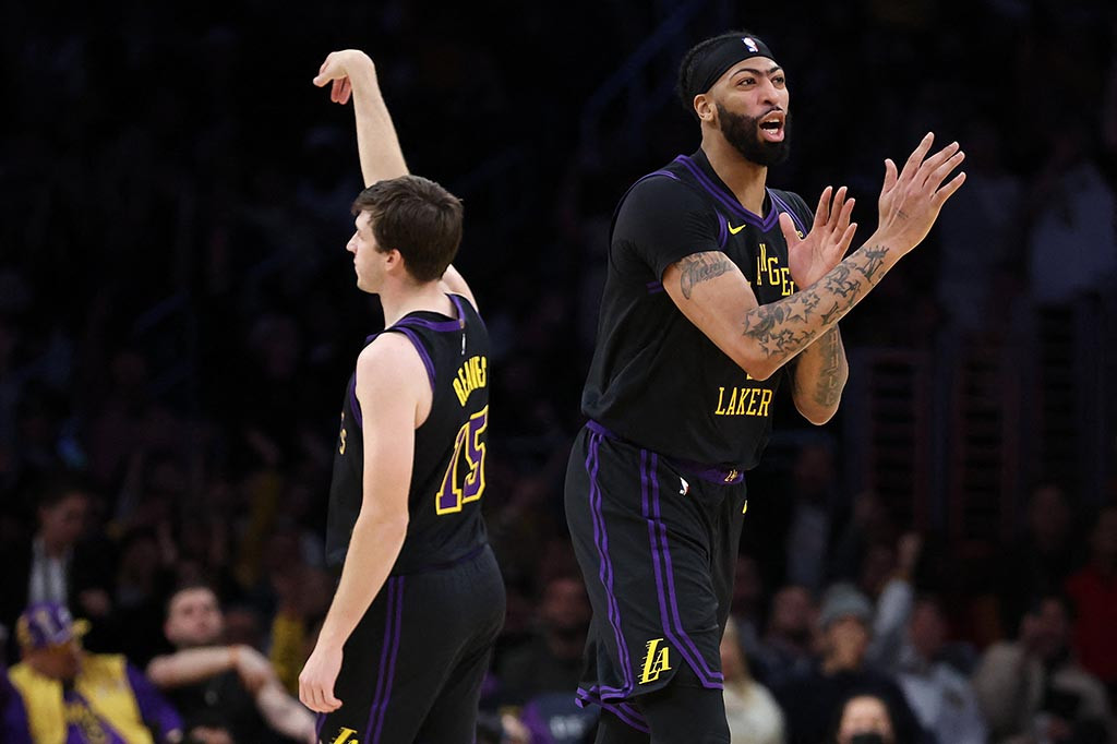 Pemain All-Star delapan kali itu mencetak 20 poin dalam periode terakhir dengan skor tinggi, termasuk 11 dari 11 lemparan bebas yang sempurna, untuk membantu Lakers membalikkan defisit enam poin dan mengklaim kemenangan kedua berturut-turut.