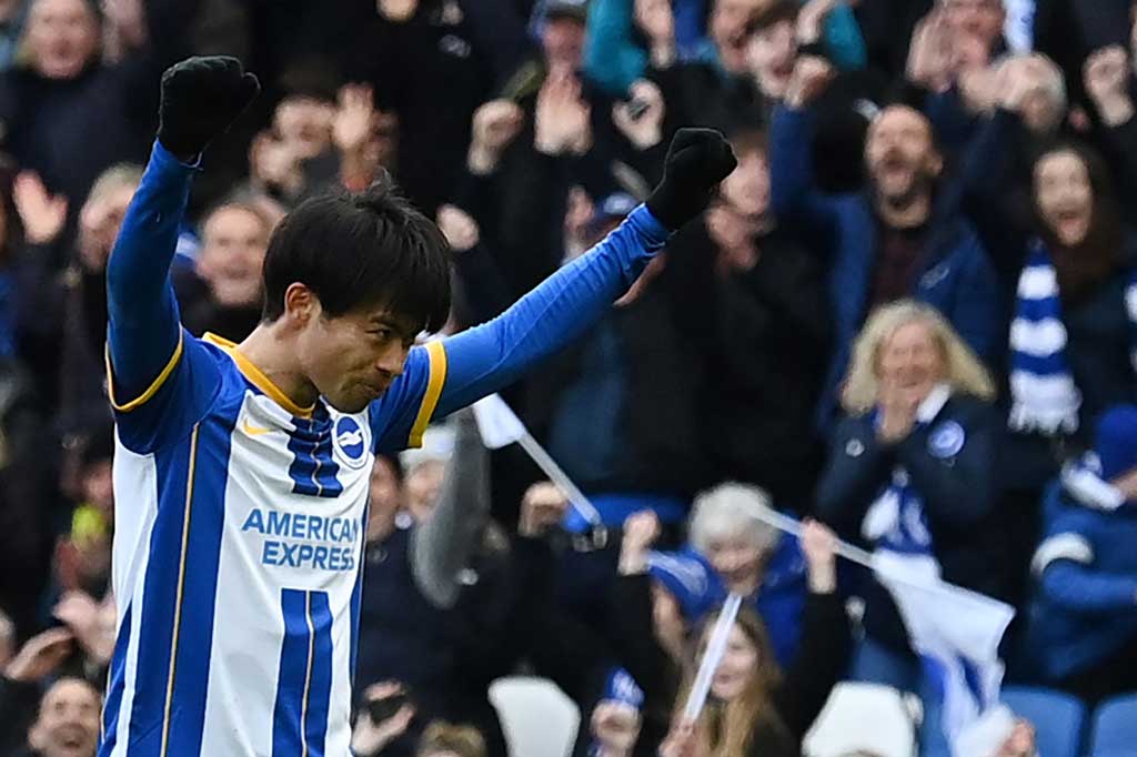 Pemain sayap Jepang Kaoru Mitoma hampir tidak dikenal oleh penggemar sepak bola hingga ia menampilkan serangkaian penampilan gemilang musim lalu untuk Brighton di Liga Premier.