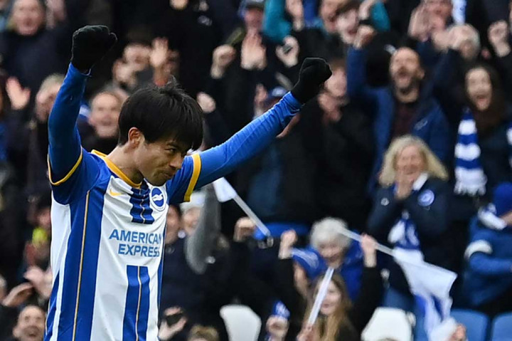 Pemain sayap Jepang Kaoru Mitoma hampir tidak dikenal oleh penggemar sepak bola hingga ia menampilkan serangkaian penampilan gemilang musim lalu untuk Brighton di Liga Premier.