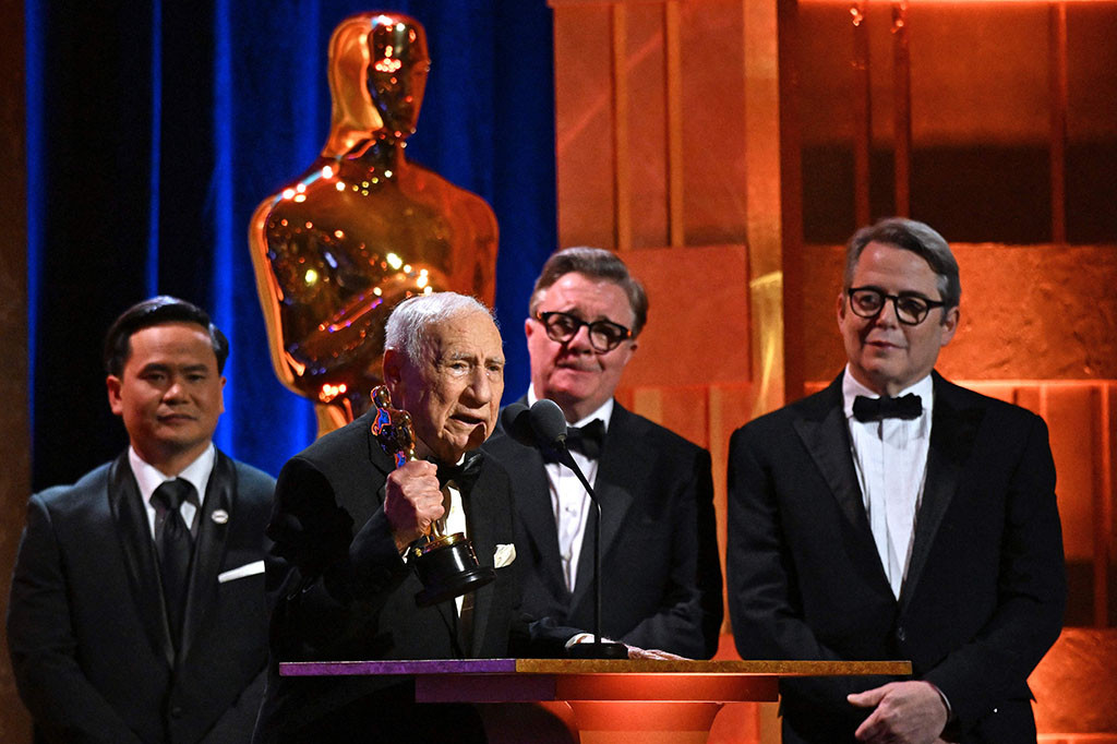 Mel Brooks yang berusia 97 tahun menerima Oscar pencapaian seumur hidup di Hollywood pada hari Selasa, 9 Januari 2024, lebih dari setengah abad setelah ia memenangkan satu-satunya Academy Award dengan 'The Producers'.