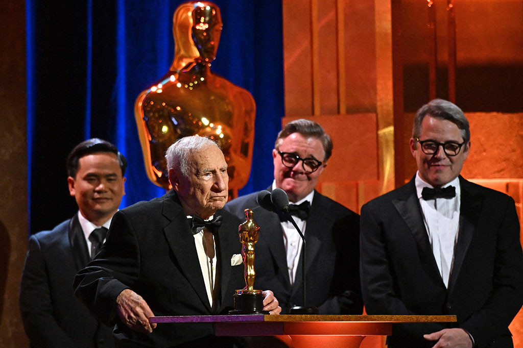 Pada sebuah pesta dasi hitam, Brooks yang pernah menampilkan Adolf Hitler dalam sindiran penting 'The Producers', serta mengungkap kefanatikan rasial dalam film seperti 'Blazing Saddles' bercanda bahwa ia merasa tidak enak dengan nasib rekan-rekannya sebelumnya. Oscar untuk skenario asli terbaik.