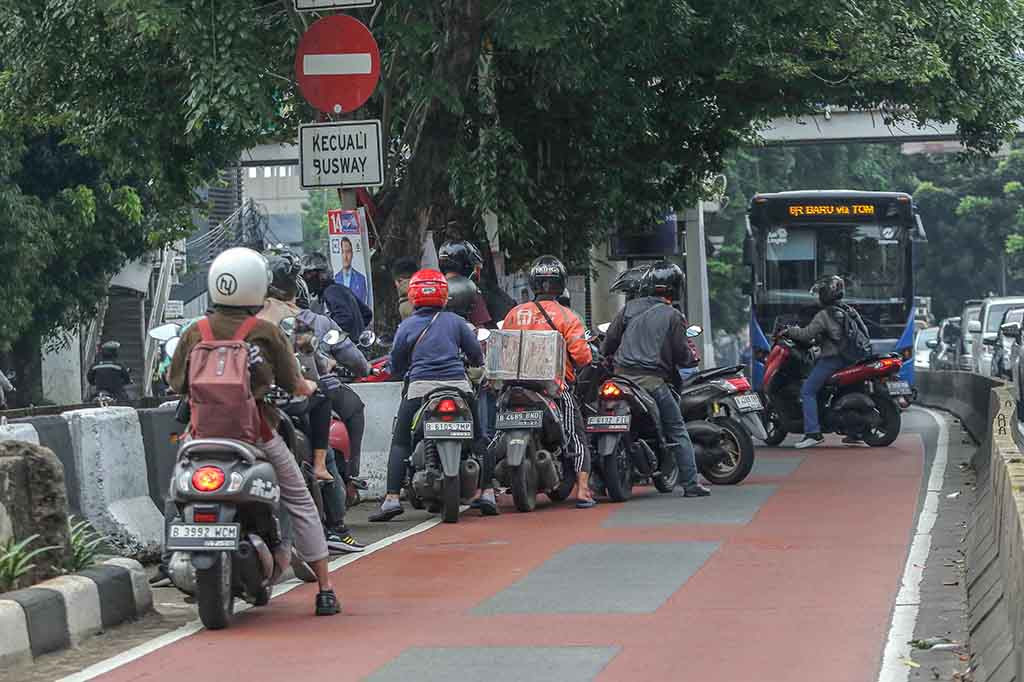 Para pengendara motor memutar balik saat menerobos jalur busway untuk menghindari tilang polisi yang sudah berjaga di ujang jalan di Jalan Arteri Pondok Indah, Jakarta Selatan, Rabu, 10 Januari 2024.