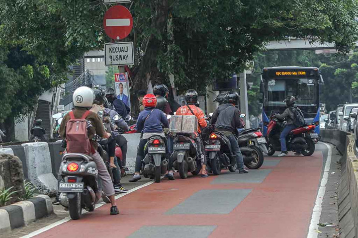 Para pengendara motor memutar balik saat menerobos jalur busway untuk menghindari tilang polisi yang sudah berjaga di ujang jalan di Jalan Arteri Pondok Indah, Jakarta Selatan, Rabu, 10 Januari 2024.