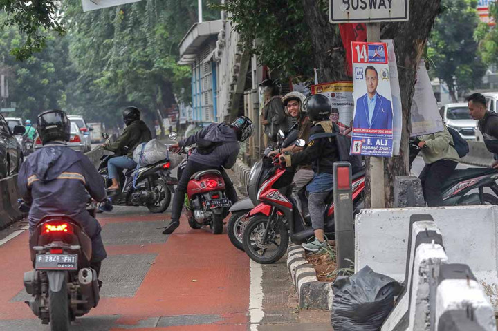 Meski kerap ada razia pegendara motor yang masuk ke jalur busway di kawasan tersebut, namun masih banyak pengendara motor menerobos jalur khusus Trans-Jakarta tersebut.