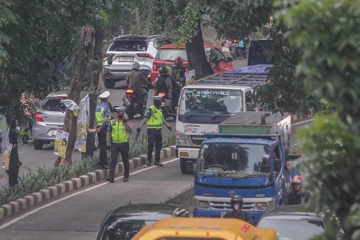 Petugas kepolisian berjaga di Jalan Arteri Pondok Indah untuk menindak para pengendara motor yang masuk ke jalur busway.