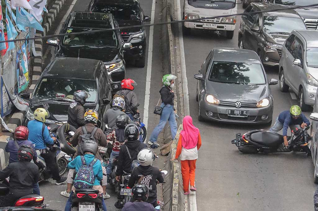 Operasional Transjakarta terganggu akibat banyaknya pengendara yang memutar balik kendaraanya. Lalu lintas diluar jalur busway juga ikut macet, akibat sejumlah pengendara motor yang mencoba keluar dari jalur busway untuk menghindari razia tersebut.