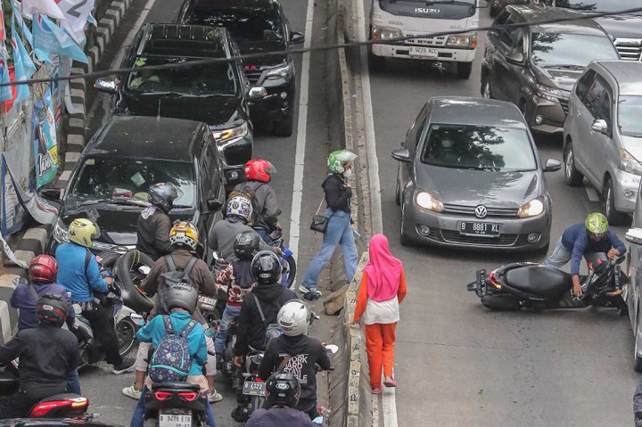 Operasional Transjakarta terganggu akibat banyaknya pengendara yang memutar balik kendaraanya. Lalu lintas diluar jalur busway juga ikut macet, akibat sejumlah pengendara motor yang mencoba keluar dari jalur busway untuk menghindari razia tersebut.